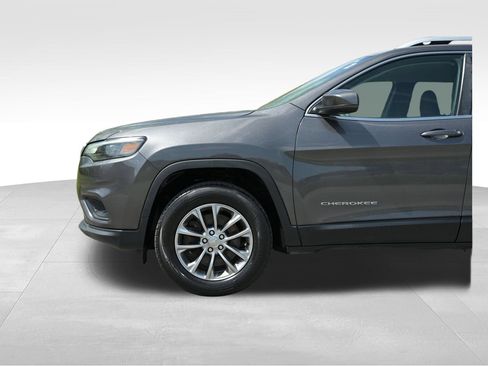 Used 2019 Jeep Cherokee Latitude Plus AWD/4WD image 3