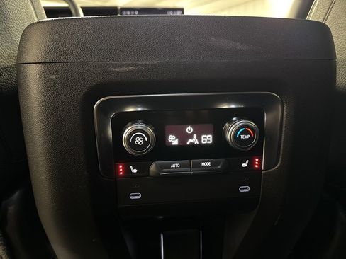 Used 2025 GMC Yukon XL Denali image 27