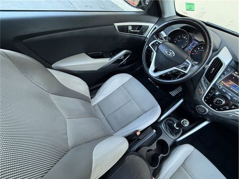 Used 2013 Hyundai Veloster w/ Style Pkg image 10