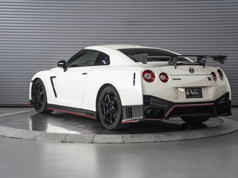 Used 2016 Nissan GT-R NISMO AWD/4WD image 3