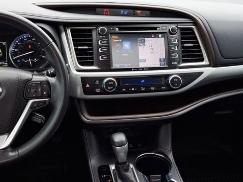 Used 2019 Toyota Highlander XLE AWD/4WD image 25