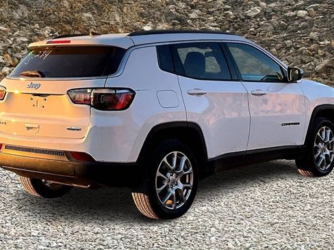 Used 2022 Jeep Compass Latitude image 2