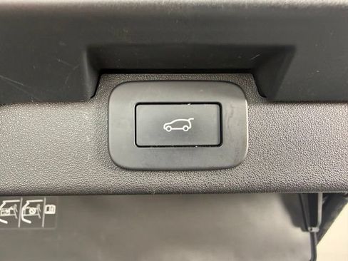Used 2023 Land Rover Discovery HSE R-Dynamic AWD/4WD image 17