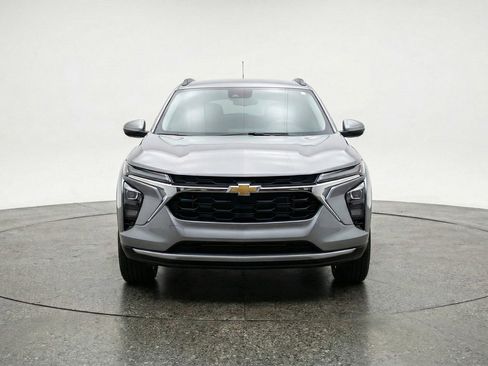 Used 2025 Chevrolet Trax LT w/ LT Convenience Package FWD image 2