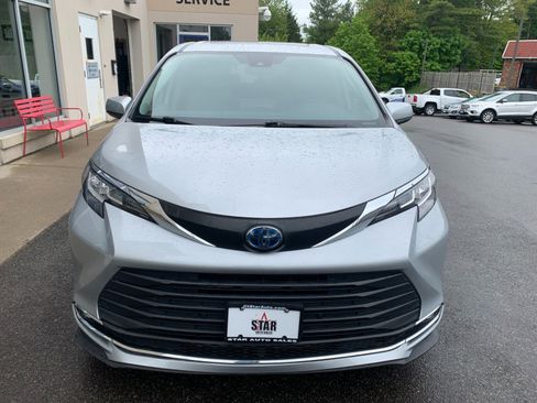 Used 2022 Toyota Sienna XLE AWD/4WD image 2