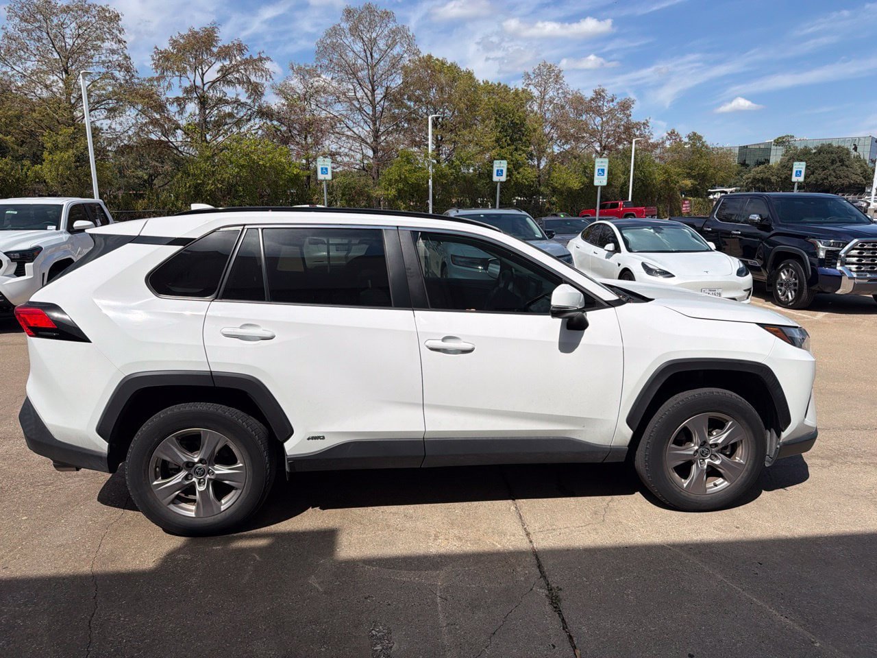 Used 2022 Toyota RAV4 XLE w/ Convenience Package AWD/4WD image 4