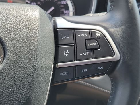 Used 2022 Toyota Highlander XLE AWD/4WD image 24