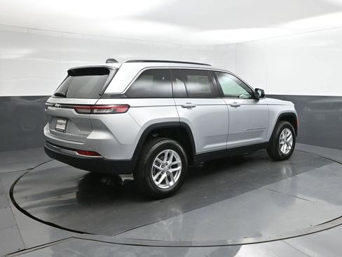 New 2025 Jeep Grand Cherokee Laredo image 11