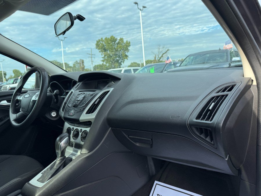 Used 2014 Ford Focus SE FWD image 19