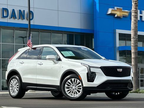 Used 2024 Cadillac XT4 Luxury w/ Cold Weather Package image 2