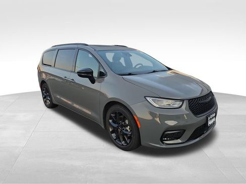 Used 2025 Chrysler Pacifica Limited FWD image 12