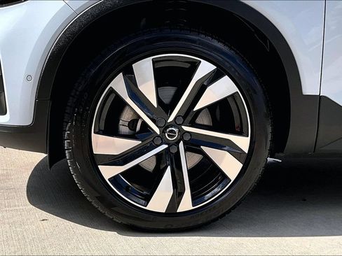 Used 2024 Volvo XC40 B5 Plus w/ Protection Package Premier AWD/4WD image 11