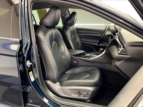 Used 2018 Toyota Camry XLE image 6