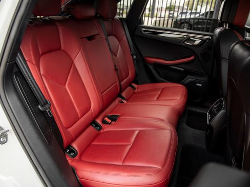 Certified 2020 Porsche Macan image 43