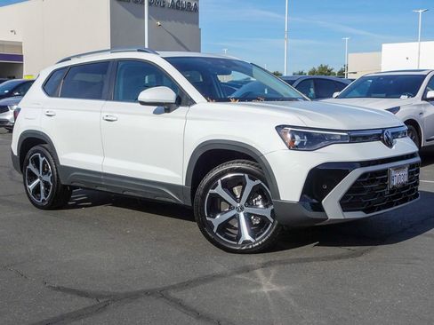 Certified 2025 Volkswagen Taos SEL image 5