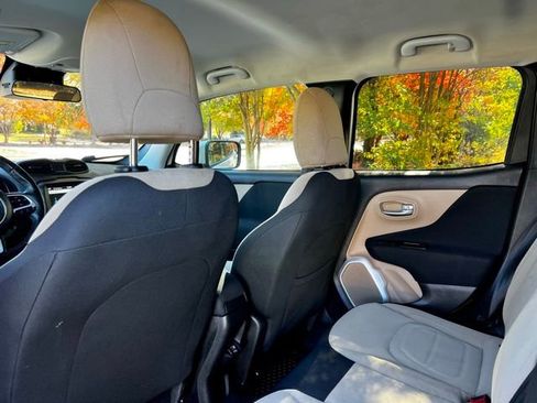 Used 2019 Jeep Renegade Latitude w/ UConnect 8.4 Nav Group image 17