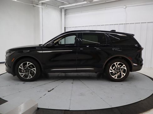 Used 2024 Lincoln Nautilus Premier image 9