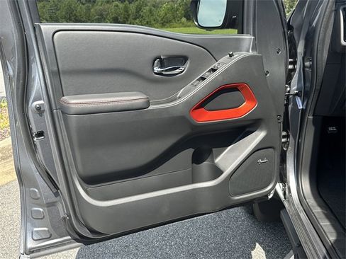 Certified 2025 Nissan Frontier PRO-4X w/ Pro Convenience Package image 11