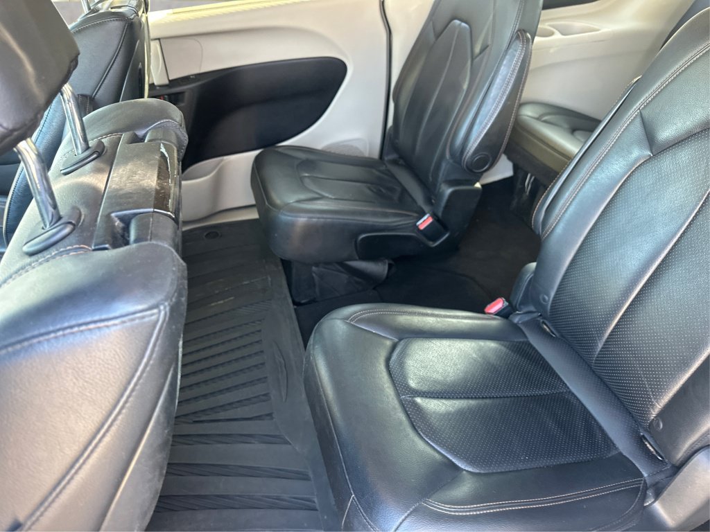 Used 2017 Chrysler Pacifica Touring-L Plus w/ Advanced Safetytec Group FWD image 12