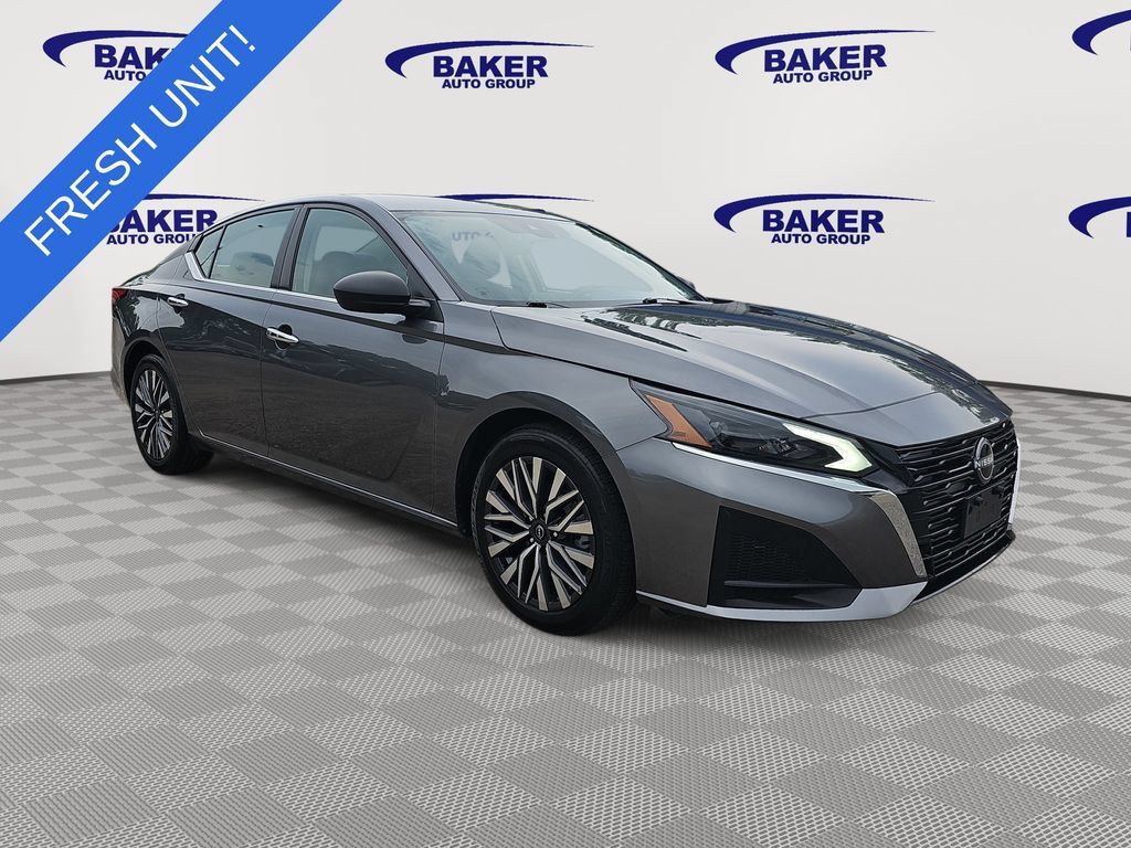 Used 2024 Nissan Altima 2.5 SV FWD image 3