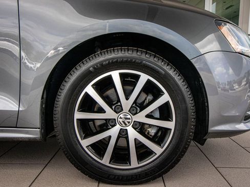 Used 2017 Volkswagen Jetta SE image 4