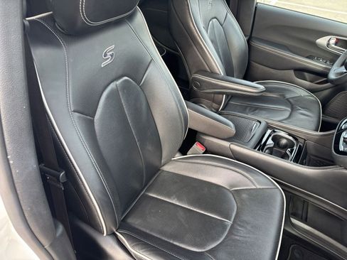 Used 2025 Chrysler Pacifica Limited image 41