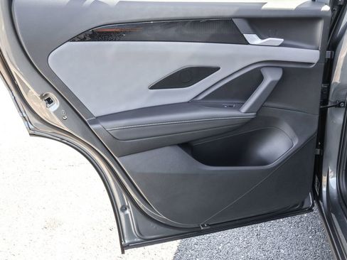 Used 2025 Volkswagen Tiguan SE image 25