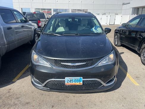 Used 2018 Chrysler Pacifica Touring-L Plus w/ Tire & Wheel Group image 2