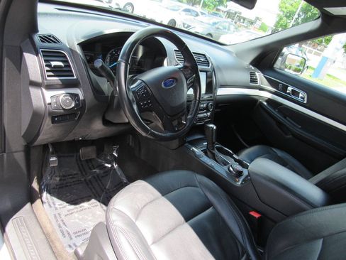 Used 2017 Ford Explorer XLT w/ Equipment Group 202A AWD/4WD image 31