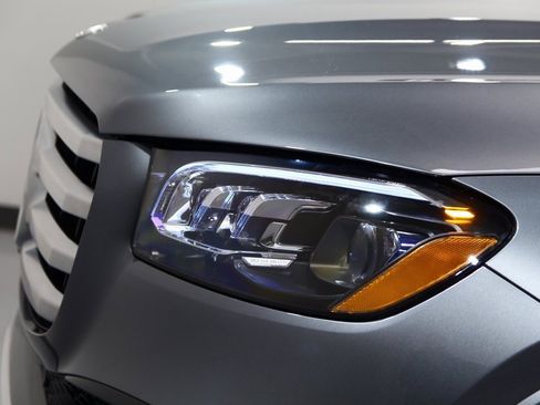 Used 2025 Mercedes-Benz GLS 450 4MATIC image 17