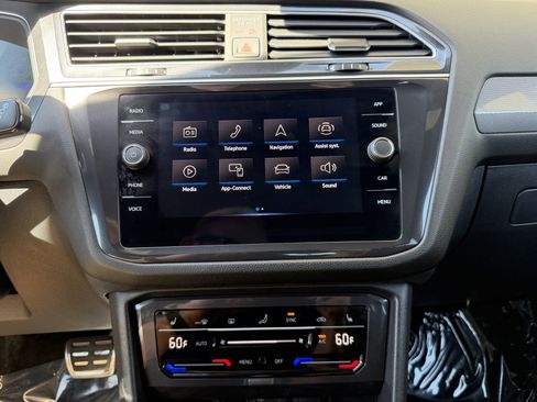 Used 2024 Volkswagen Tiguan SE R-Line FWD image 18