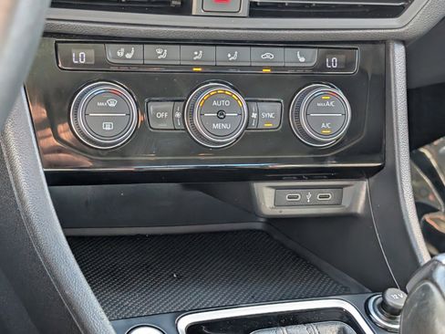 Used 2020 Volkswagen Jetta SE w/ SE Cold Weather Package image 21