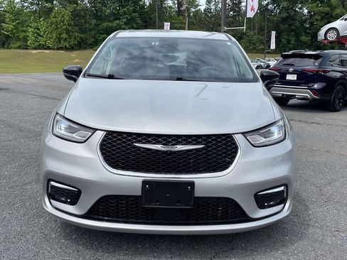 Used 2024 Chrysler Pacifica Touring-L FWD image 6