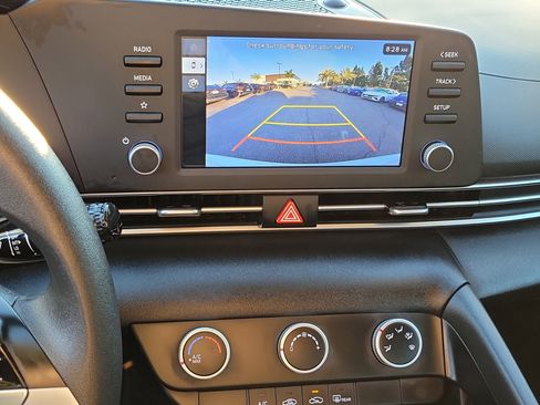 Certified 2025 Hyundai Elantra SE image 11