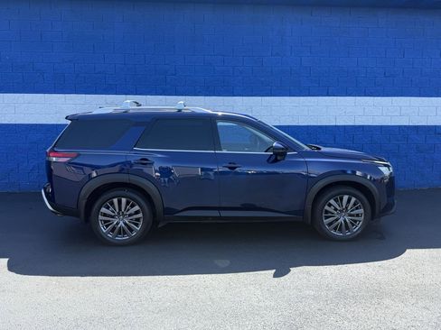 Used 2022 Nissan Pathfinder SL w/ SL Premium Package image 2