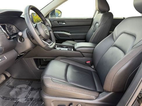 Certified 2025 Nissan Pathfinder SL image 9