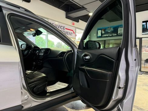 Used 2020 Jeep Cherokee Trailhawk AWD/4WD image 48