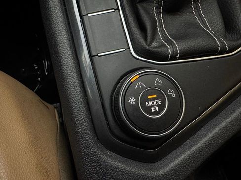 Used 2023 Volkswagen Tiguan SE w/ Panoramic Sunroof Package image 25