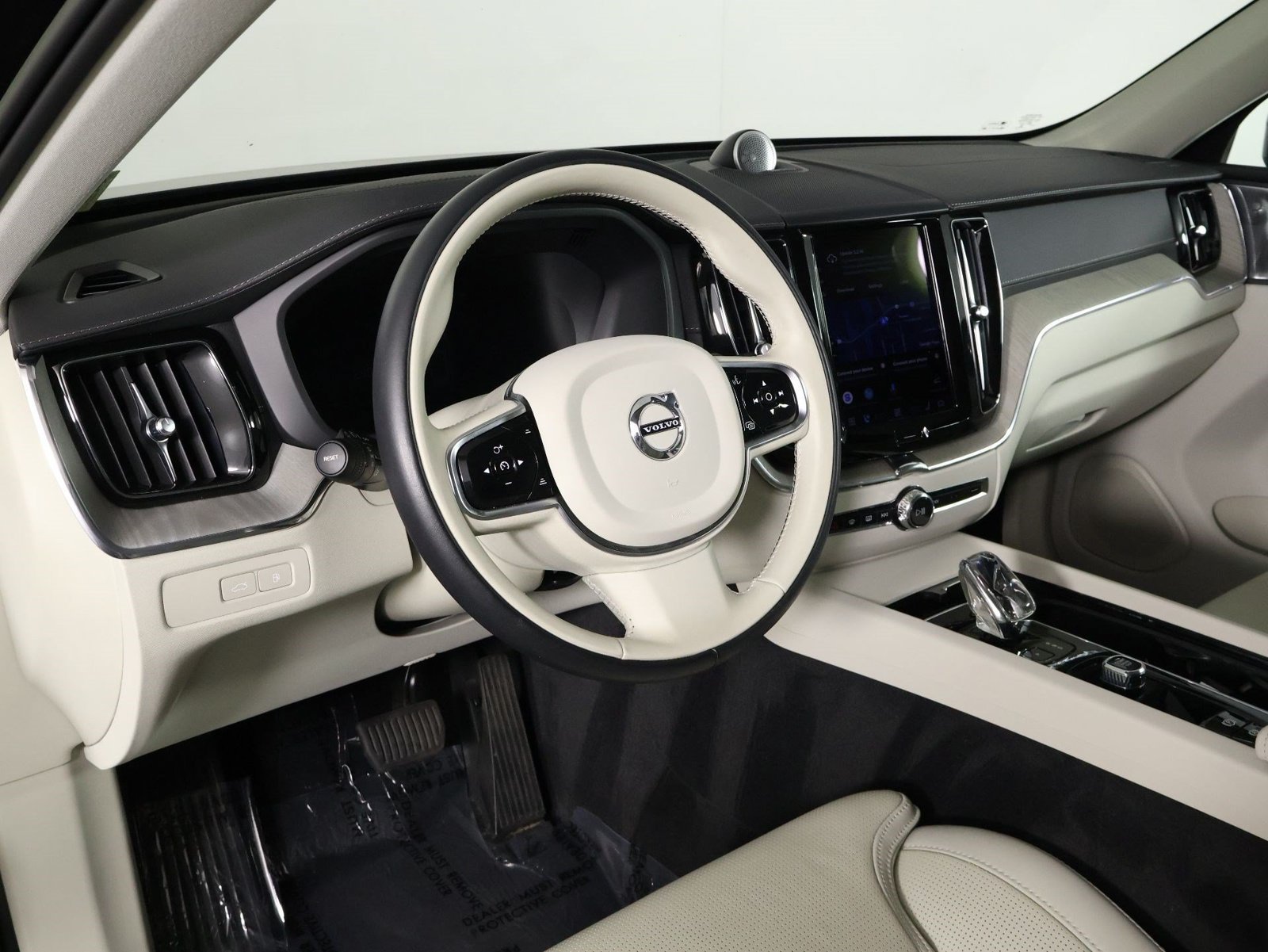 Used 2023 Volvo XC60 T8 Ultimate w/ Protection Package Premier AWD/4WD image 14
