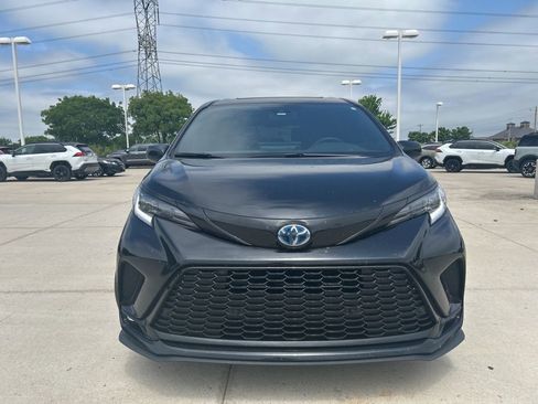 Used 2025 Toyota Sienna XSE AWD/4WD image 2