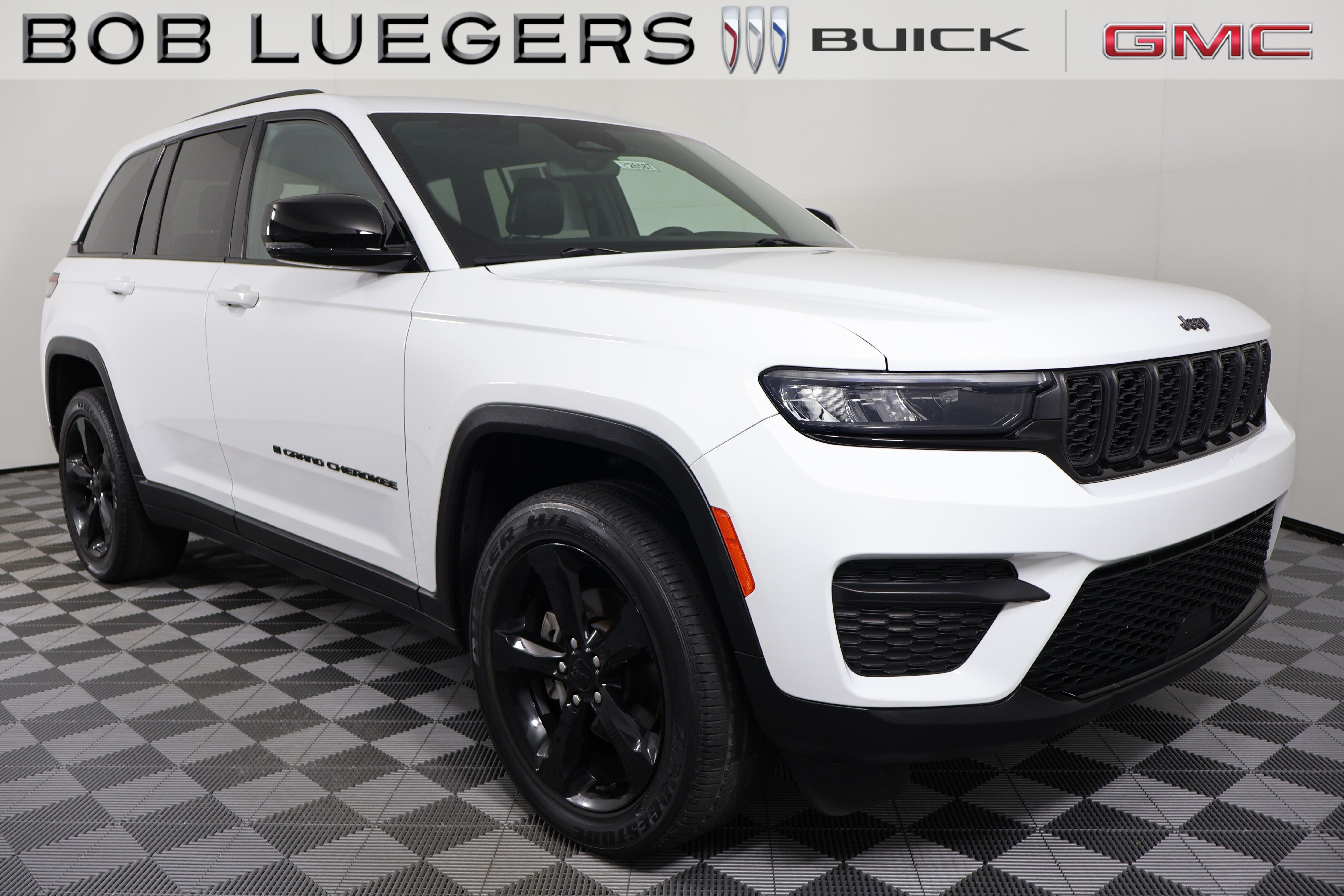 Used 2023 Jeep Grand Cherokee Altitude AWD/4WD image 1