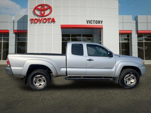 Used 2013 Toyota Tacoma 4x4 Access Cab V6 w/ SR5 Pkg image 2