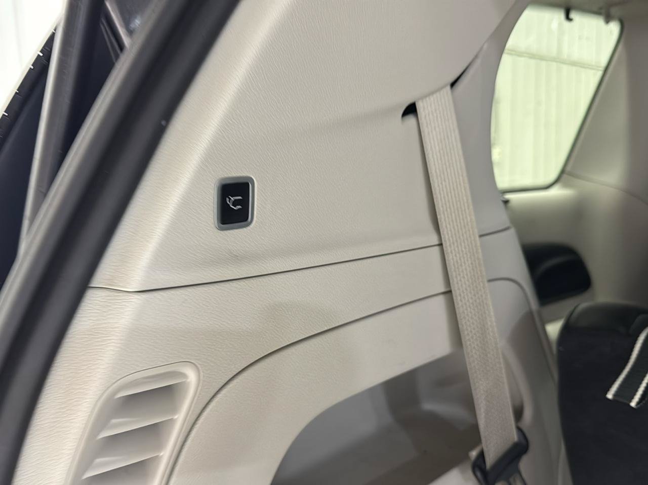 Used 2018 Chrysler Pacifica Touring-L Plus FWD image 11