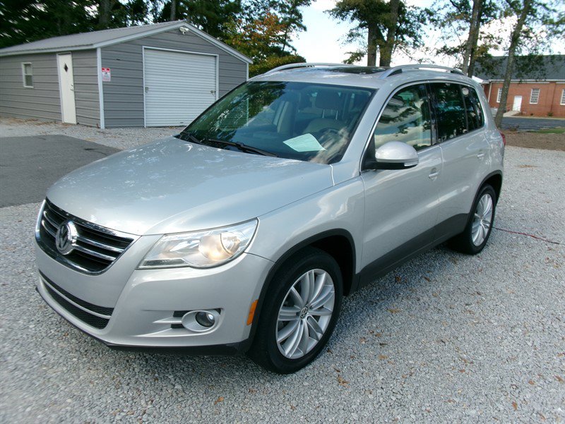 Used 2011 Volkswagen Tiguan SE FWD image 1