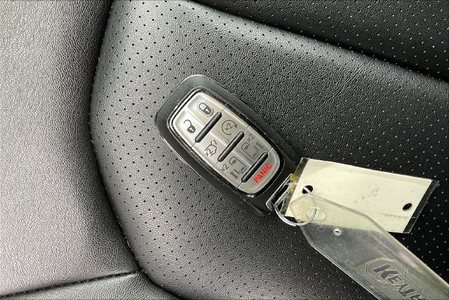 Used 2025 Chrysler Pacifica Select FWD image 37