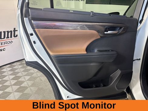 Used 2025 Toyota Highlander XLE image 22