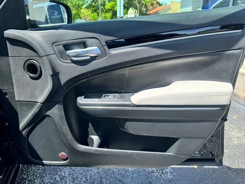 Used 2018 Chrysler 300 S w/ 300S Premium Group RWD image 31