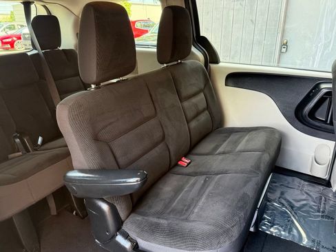 Used 2018 Dodge Grand Caravan SE w/ UConnect Hands-Free Group FWD image 15