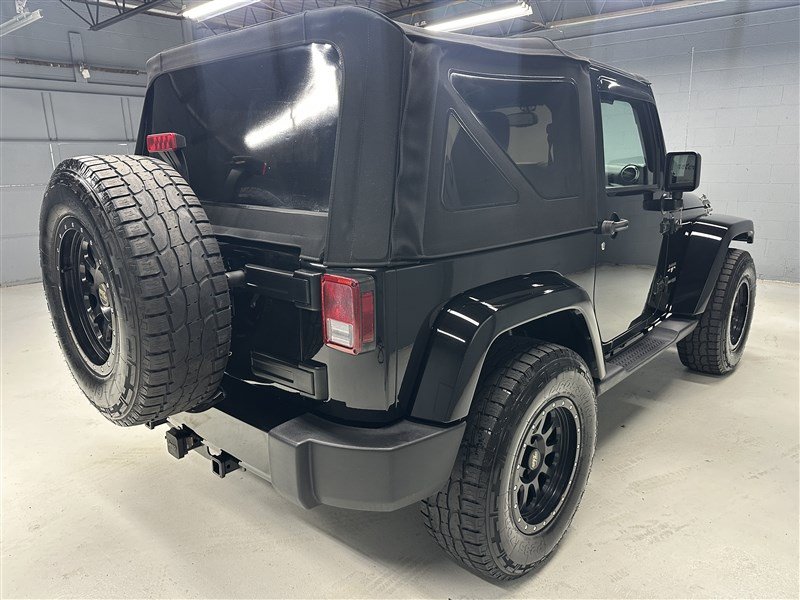Used 2018 Jeep Wrangler Sahara w/ Connectivity Group AWD/4WD image 7