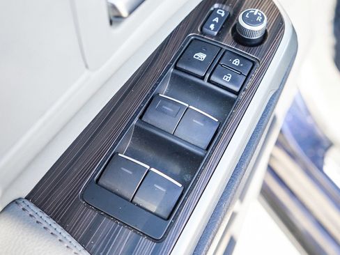 Used 2023 Toyota Sienna Limited image 24